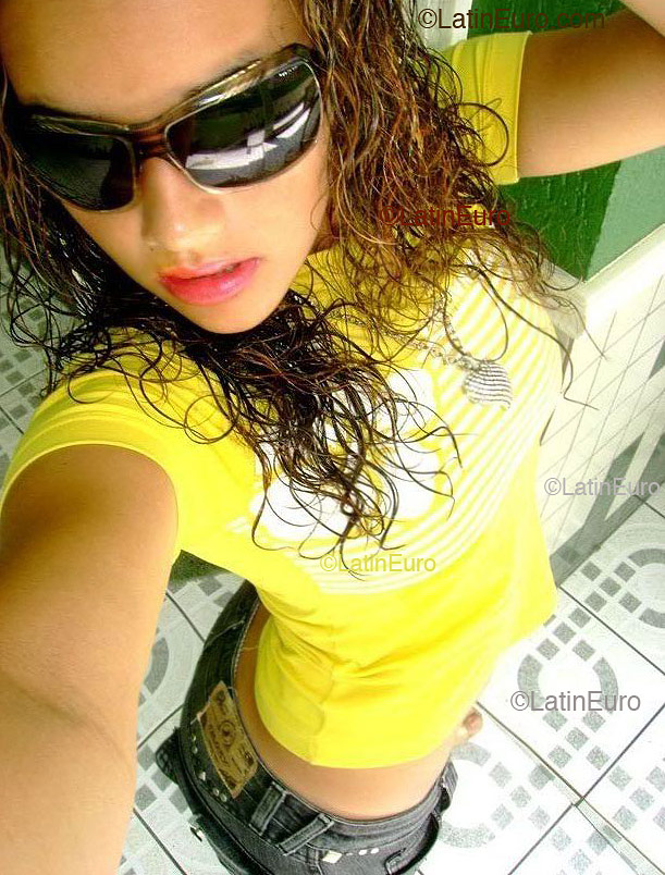 Date this sensual Brazil girl Jessica from  B2177