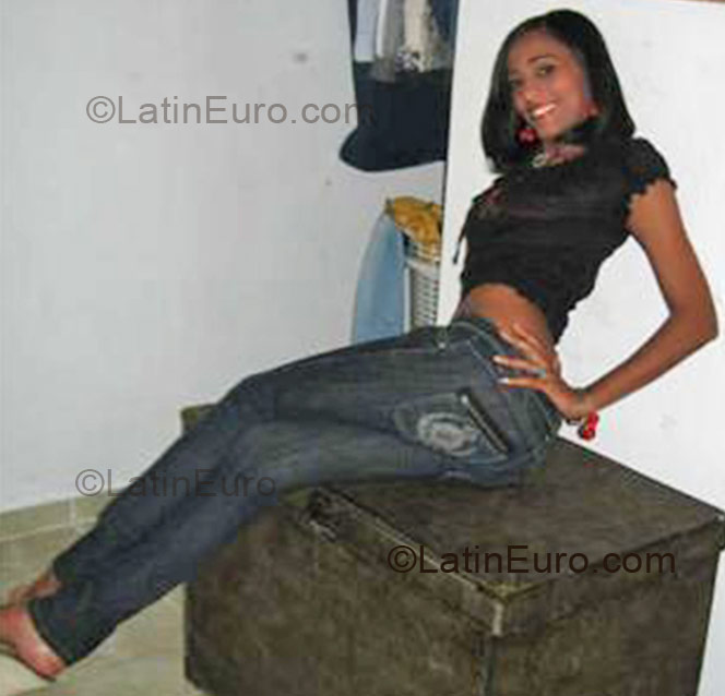 Date this nice looking Dominican Republic girl Massiel from La Vega DO2409