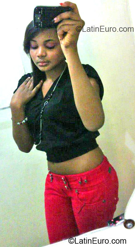 Date this athletic Dominican Republic girl Maria from Santo Domingo DO11810