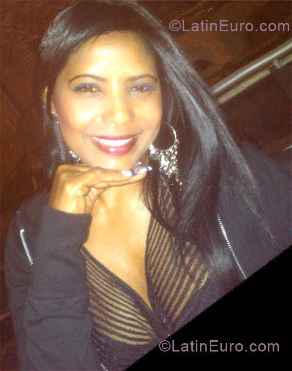 Date this happy Dominican Republic girl Ingrid from Santiago DO19388