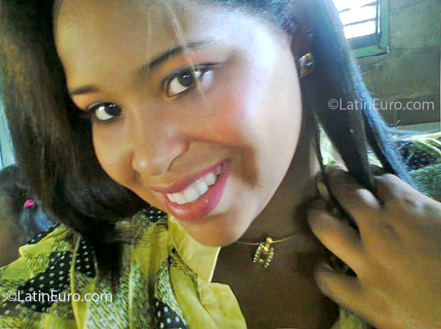 Date this charming Dominican Republic girl Yndhira from La Vega DO14449