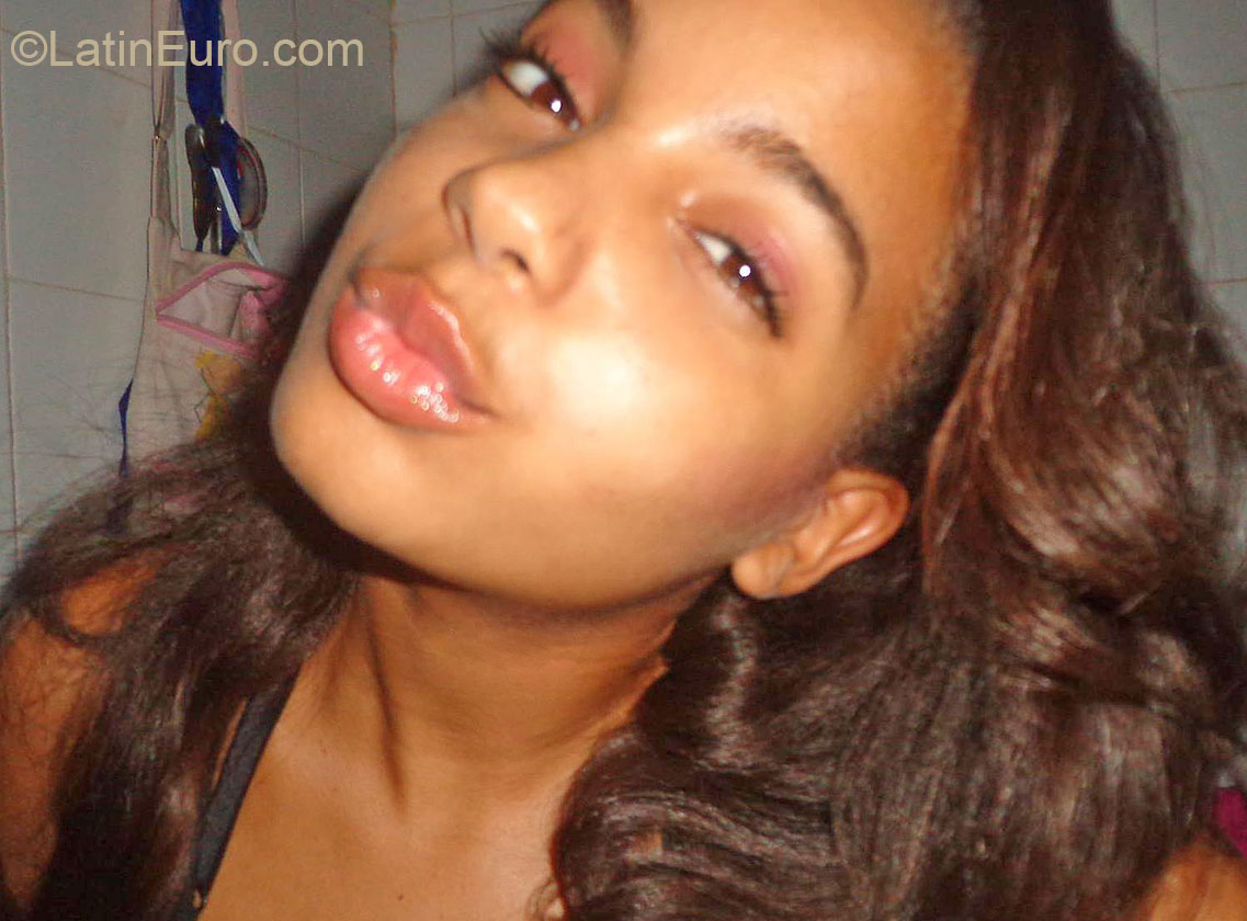 Date this cute Brazil girl Luane from Recife BR7563
