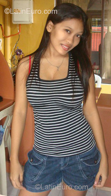 Date this voluptuous Philippines girl Zyrene from Manila PH555