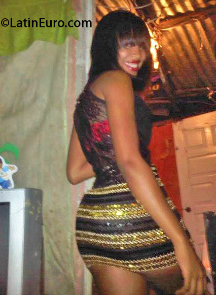 Date this hot Dominican Republic girl Nikaury from Santo Domingo DO15885