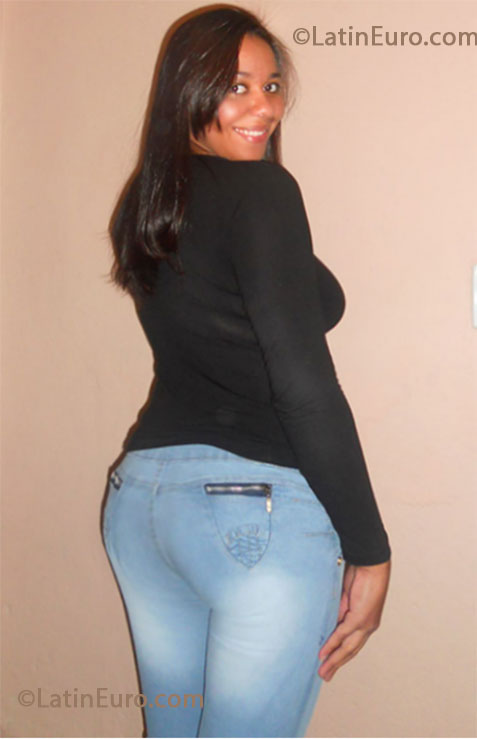 Date this happy Brazil girl Leandra from Belo Horizonte BR7907