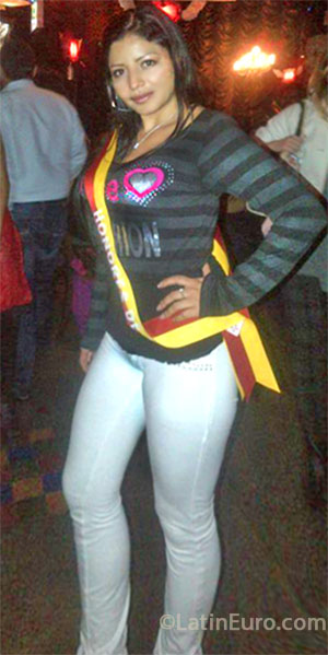 Date this attractive Colombia girl Juliana from Bogota CO13365