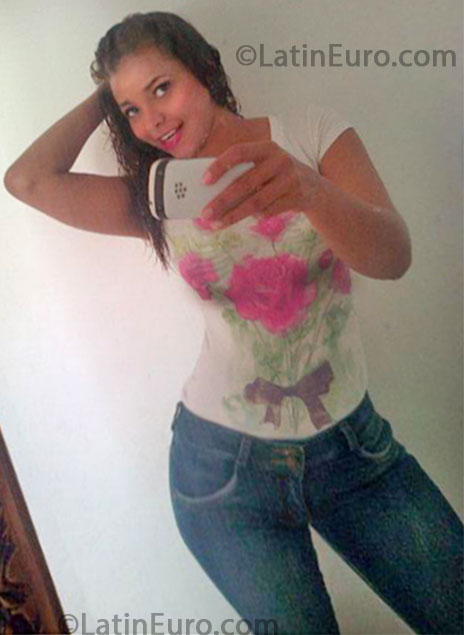 Date this attractive Colombia girl Erika from Bogota CO13563