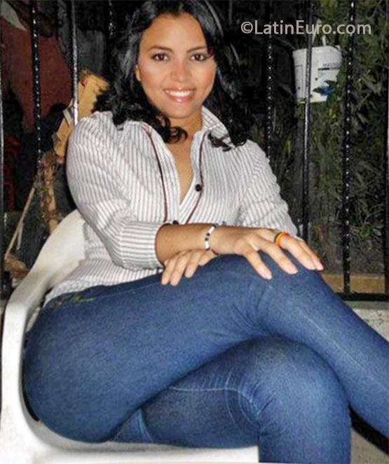 Date this nice looking Colombia girl Carolina from Barranquilla CO13597