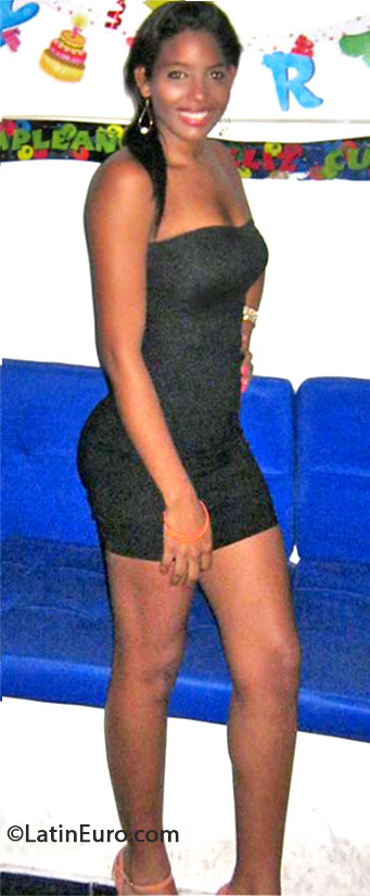 Date this pretty Colombia girl Lilia from Cartagena CO13701