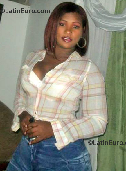 Date this nice looking Dominican Republic girl Negra linda from Santo Domingo DO17181