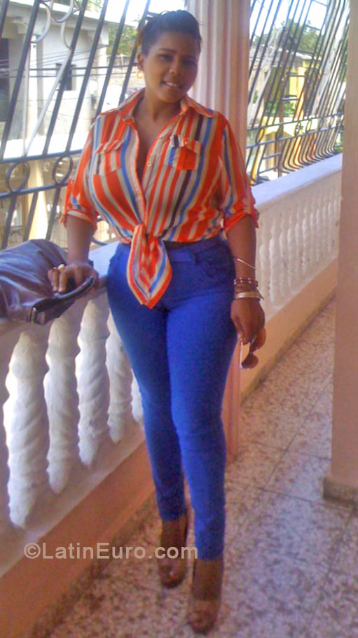 Date this good-looking Dominican Republic girl Sandry from Santo Domingo DO17356