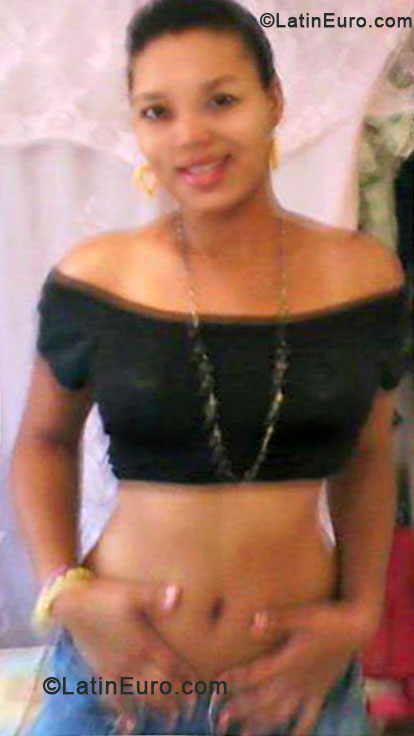 Date this nice looking Dominican Republic girl Mariel from Santo Domingo DO17475