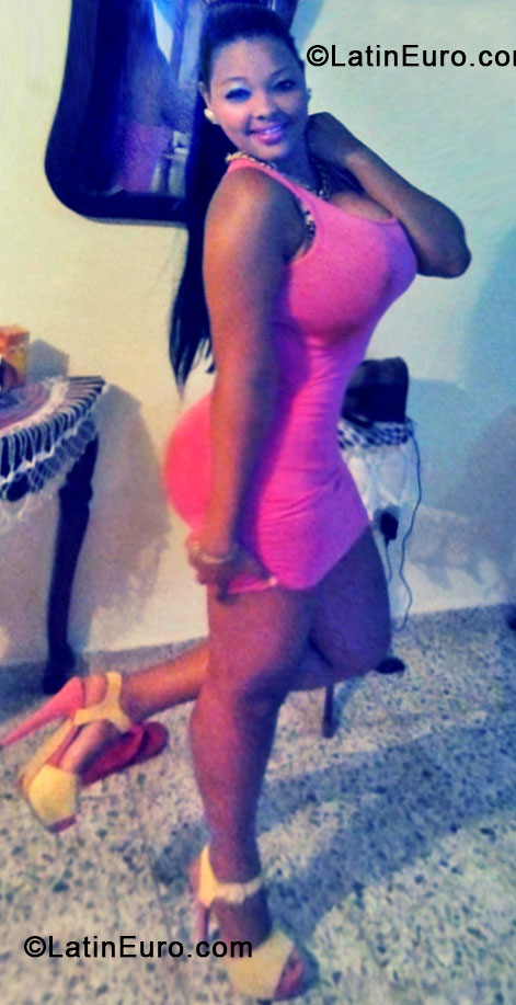 Date this hot Dominican Republic girl Yurlenes from Santo Domingo DO17689
