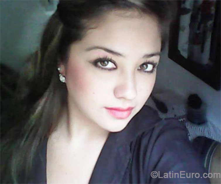 Date this attractive Colombia girl Dania from Pereira CO14541
