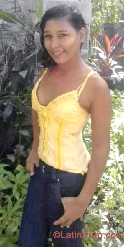 Date this charming Honduras girl Leticia from Sonaguera HN904