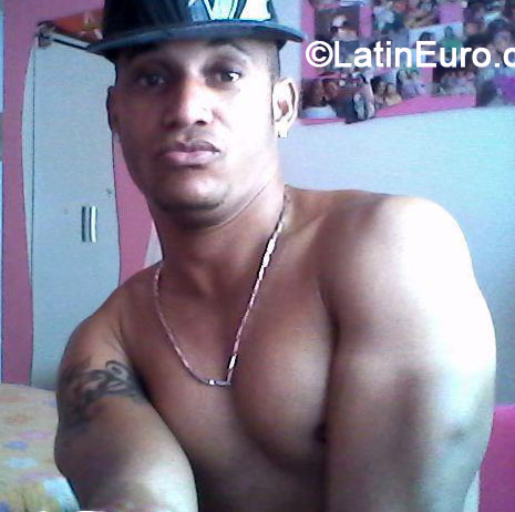 Date this foxy Brazil man Kello from Salvador BR8443
