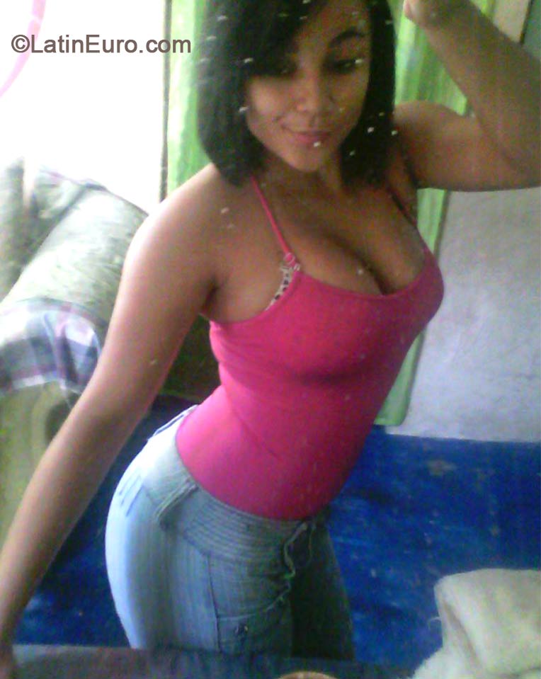 Date this foxy Dominican Republic girl Modelisa from Santo Domingo DO18770