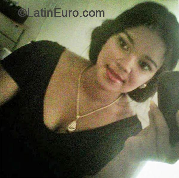 Date this foxy Dominican Republic girl Elizabet from Santo Domingo DO18517