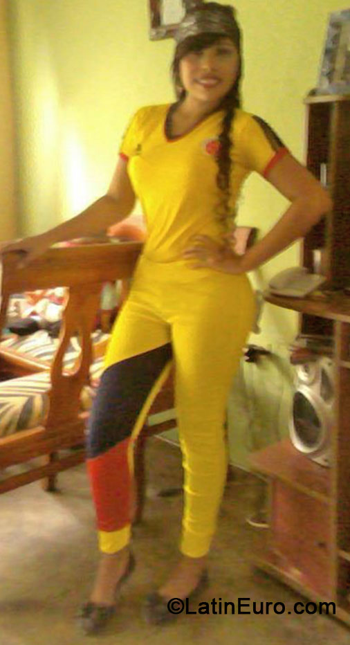Date this charming Colombia girl Carmen from Cartagena CO16002