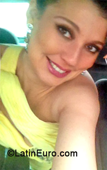 Date this happy Brazil girl Kelly from Curitiba BR8724