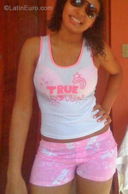 Date this foxy Dominican Republic girl Yadi from Santiago DO21459