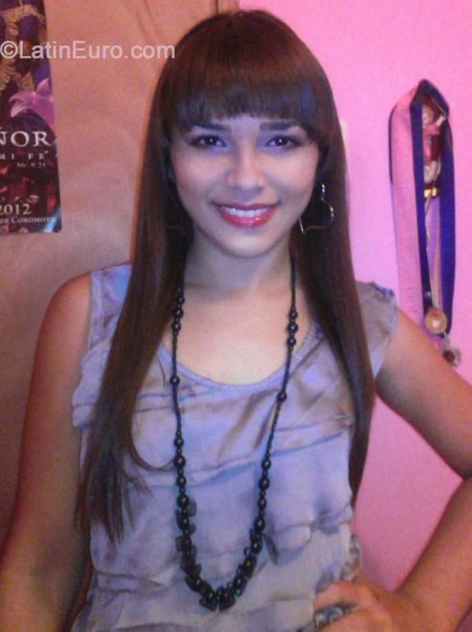 Date this attractive Venezuela girl Evelin from Maracaibo VE242