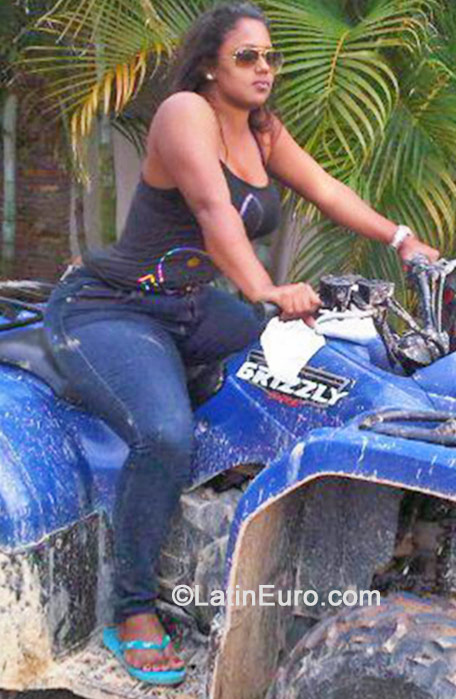 Date this lovely Dominican Republic girl Isaura from Santo Domingo DO19276