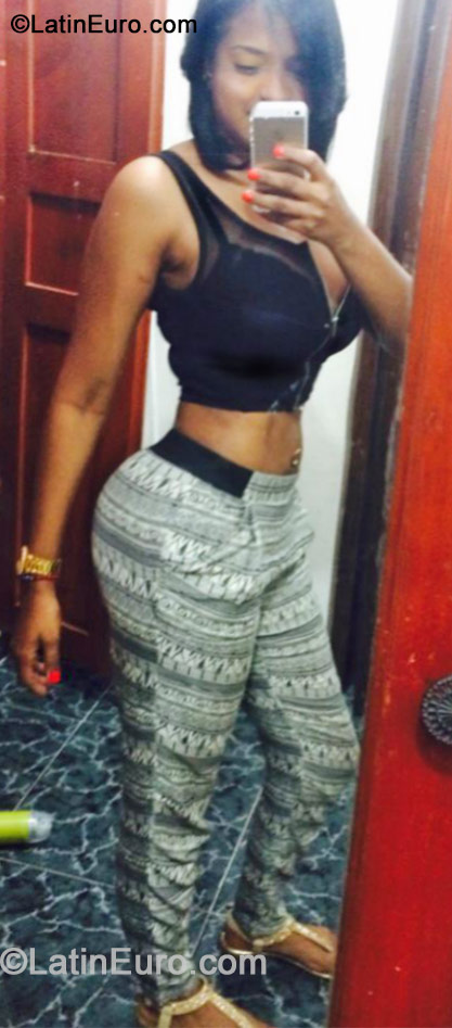 Date this nice looking Dominican Republic girl Dennicy from Santo Domingo DO19282