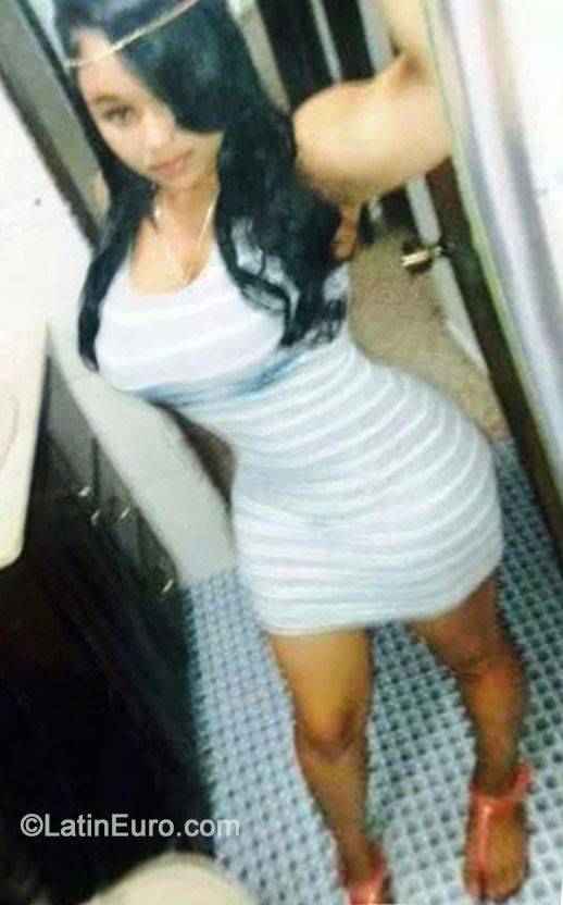 Date this beautiful Dominican Republic girl Leidy from Santo Domingo DO19328