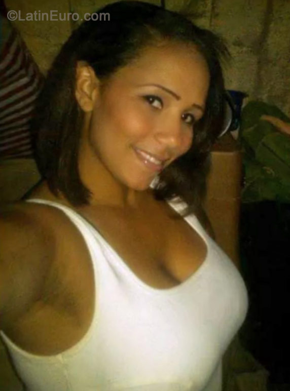Date this passionate Dominican Republic girl Adriana from Samana DO20037