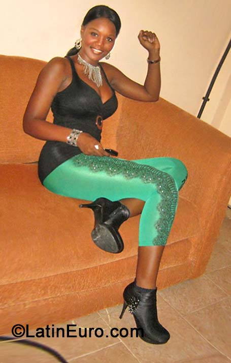 Date this stunning Dominican Republic girl Roseline from Santo Domingo DO19521