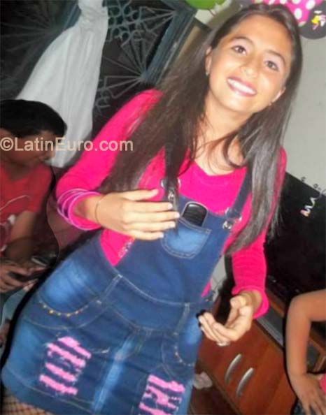 Date this nice looking Colombia girl Yuly Andrea from Bucaramanga CO15618