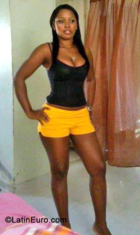 Date this athletic Dominican Republic girl Ana from Santo Domingo DO19681