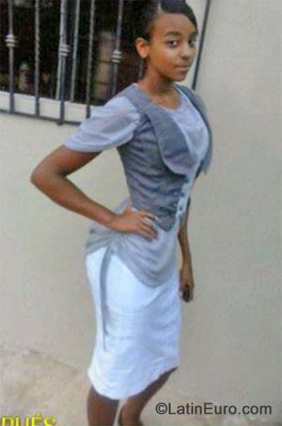 Date this nice looking Dominican Republic girl Esthefanie from Santo Domingo DO19845