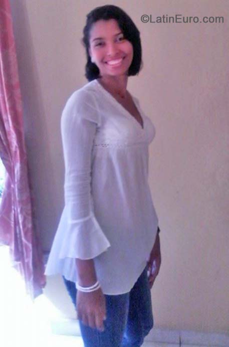 Date this georgeous Dominican Republic girl Laura from Santo Domingo DO21053