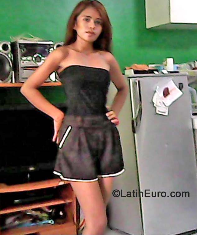 Date this good-looking Philippines girl Lerhinia from Manila PH668