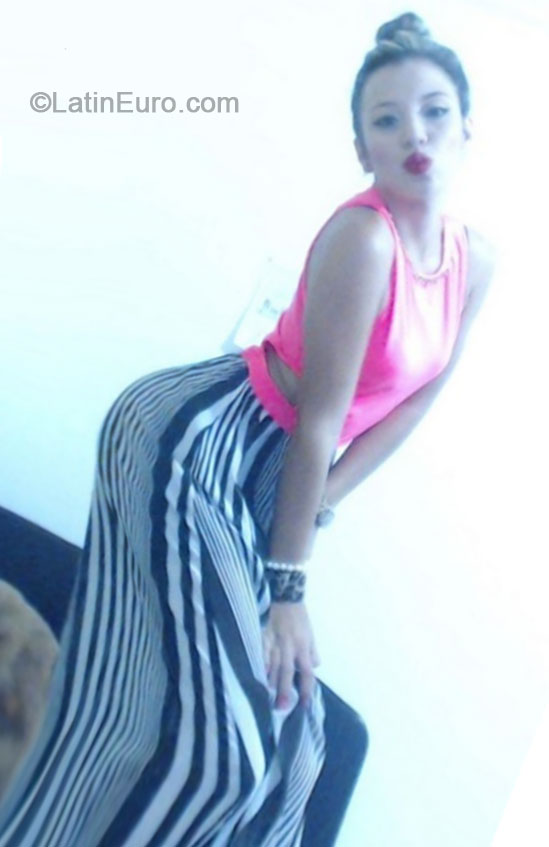Date this sultry Colombia girl Sofia from Medellin CO15970
