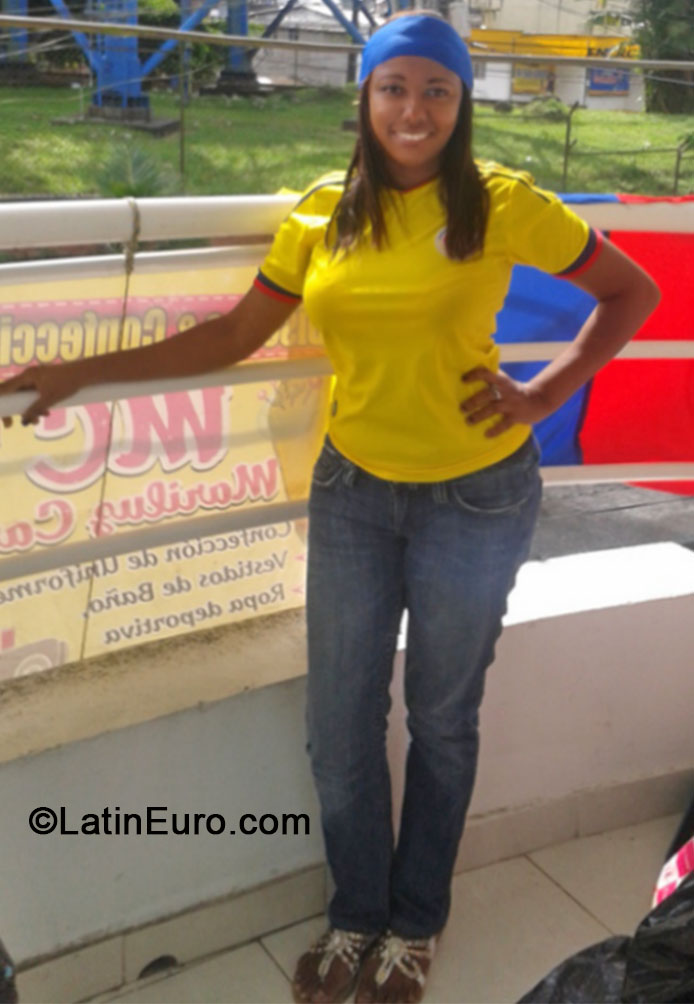 Date this happy Colombia girl Mariluz from Buenaventura CO17067