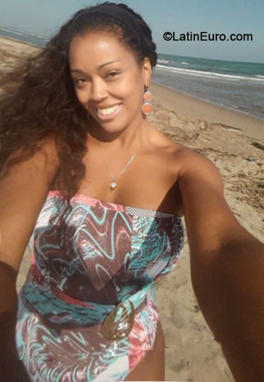 Date this voluptuous Brazil girl Dywa from Rio de Janeiro BR9227
