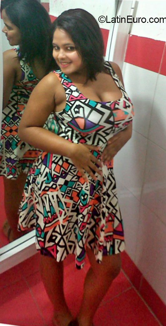 Date this hot Dominican Republic girl Dahiania from Salcedo DO20131
