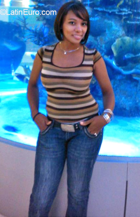 Date this happy Dominican Republic girl Margaret from Santo Domingo DO21033