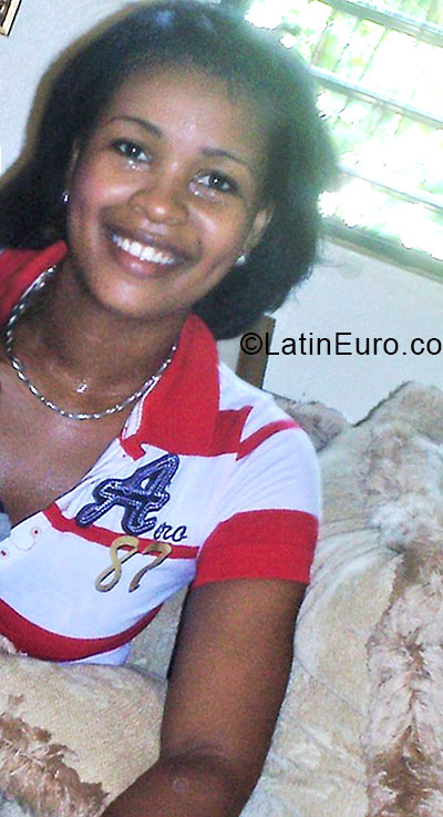 Date this happy Dominican Republic girl Katiuscia from Santo Domingo DO20548