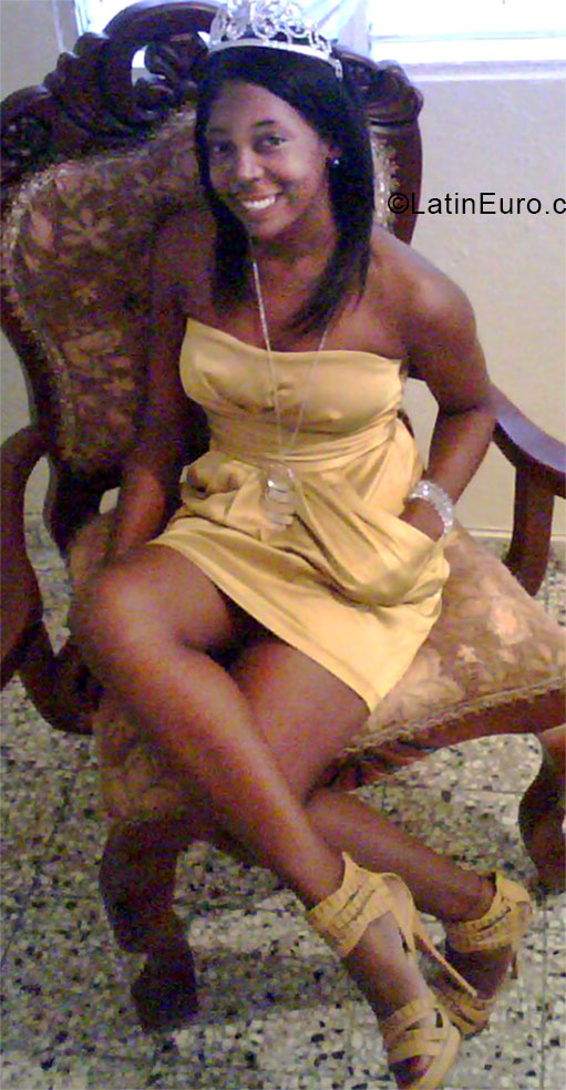 Date this sultry Dominican Republic girl Charina from San Cristobal DO27370