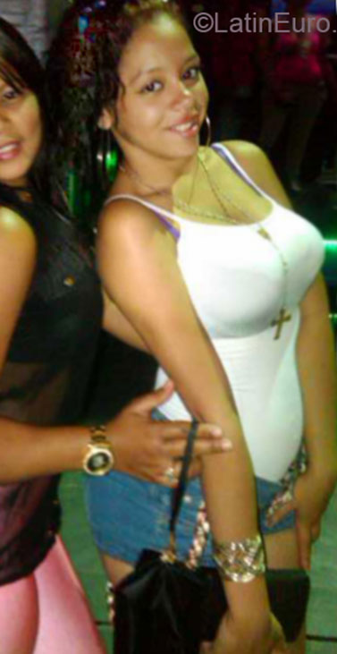 Date this happy Dominican Republic girl Amarfy from Bonao DO20726