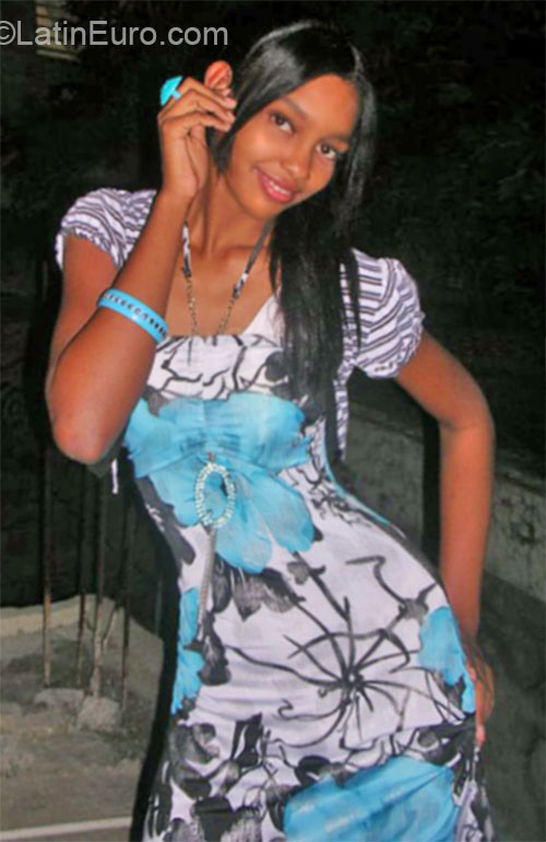 Date this gorgeous Dominican Republic girl Cinthia from Santo Domingo DO21964