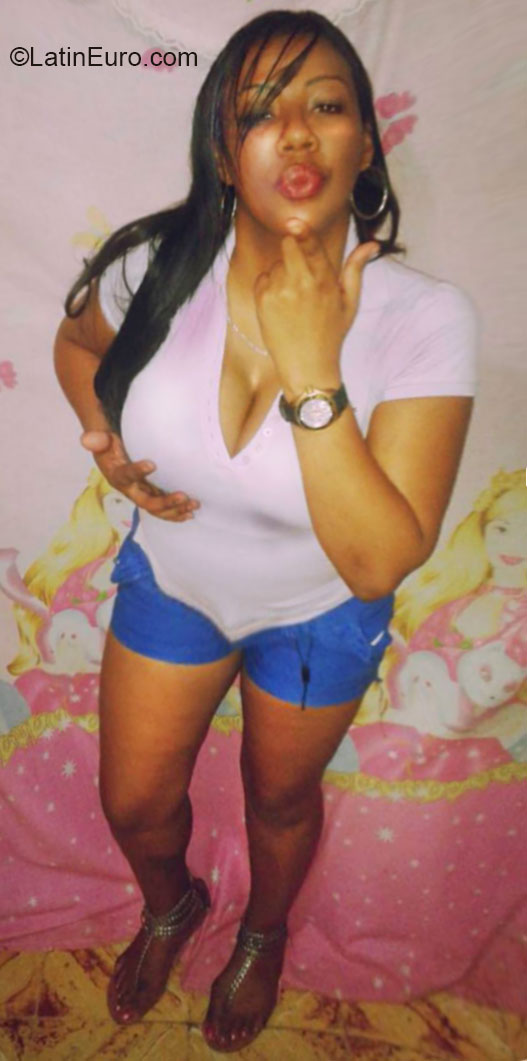 Date this happy Dominican Republic girl Isabella from Santo Domingo DO20759