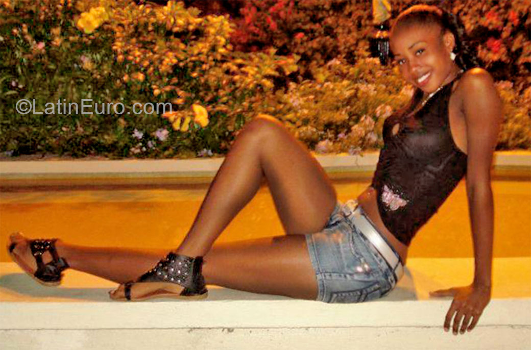 Date this hard body Jamaica girl Simeikia from Kingston JM1904
