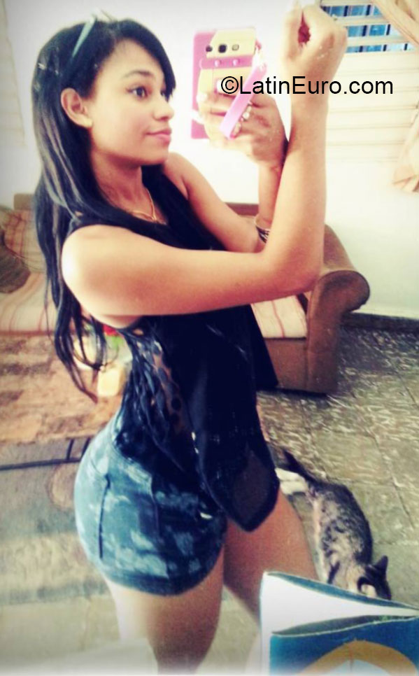 Date this hard body Dominican Republic girl Paredez from Santo Domingo DO20784