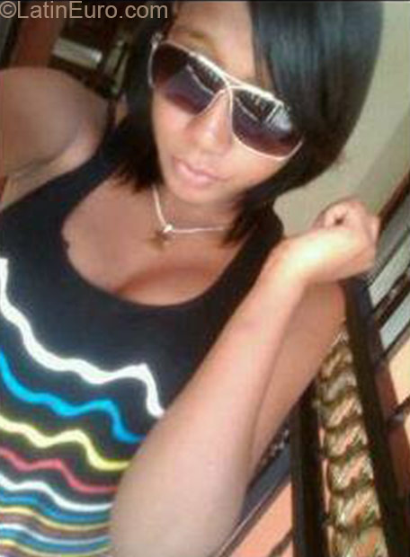 Date this beautiful Dominican Republic girl Leidy from Santo Domingo DO21148