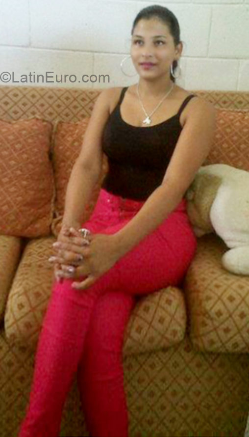 Date this good-looking Dominican Republic girl Leidy from Monsenor Nouel DO21315